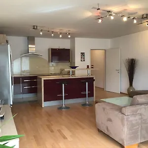Apartament Bright With A Free Parking Garage @ Wienerberg, Viena